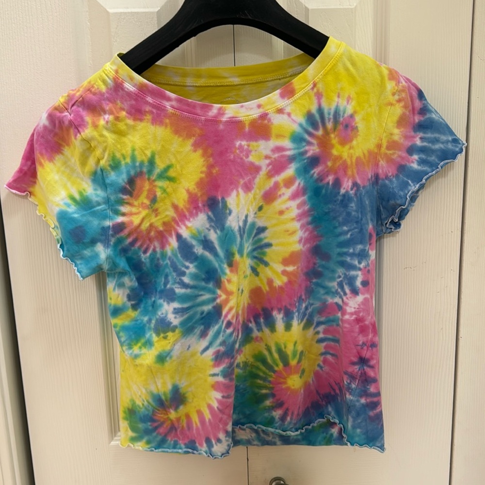 Tie-dye T-shirt with lettuce edge sleeves